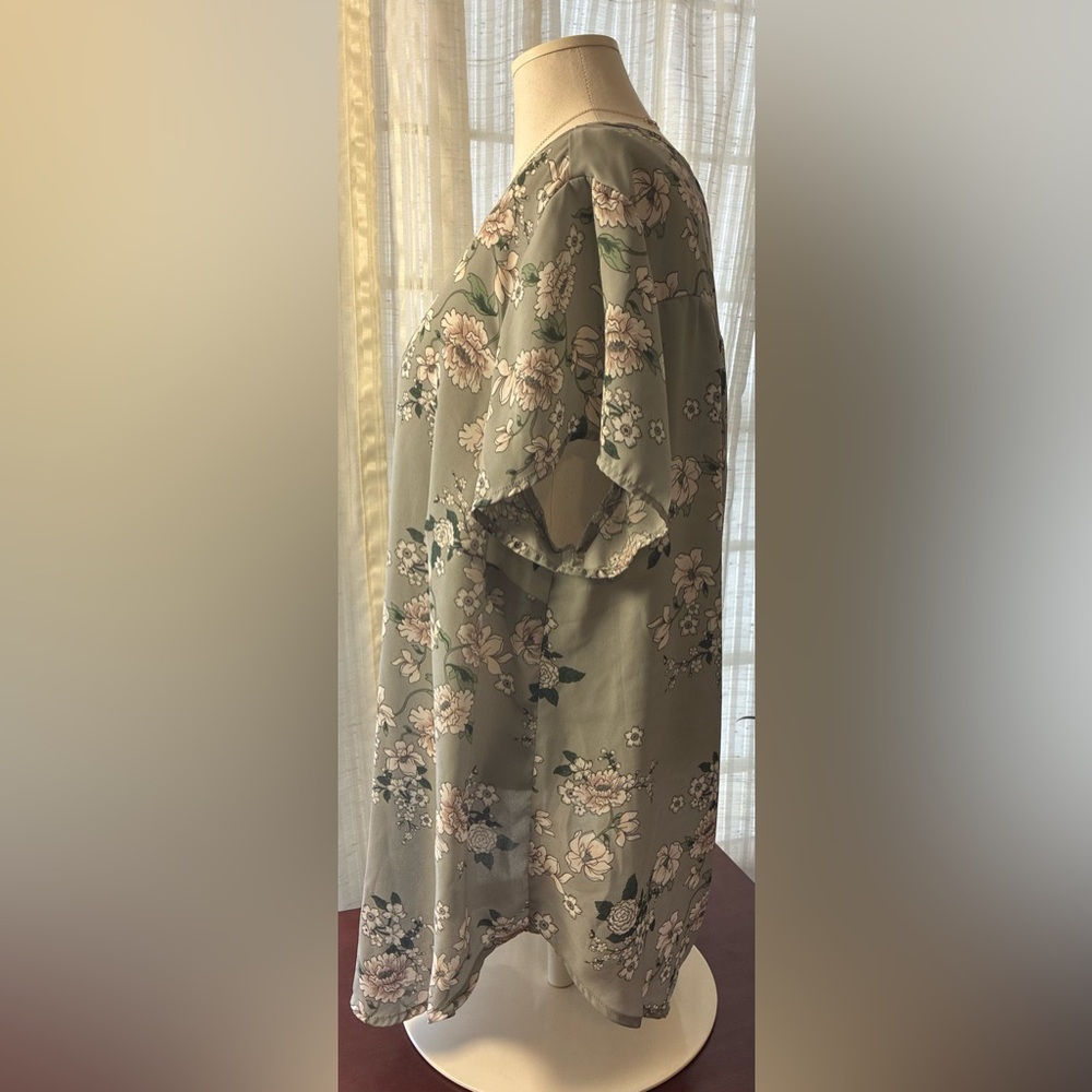 torrid Gray Floral Short Sleeve Blouse - Picture 4 of 7